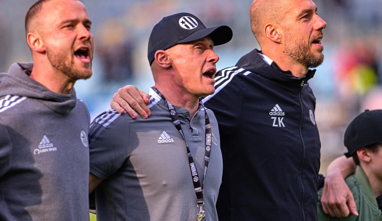 Trenér Tomáš Zápotočný (uprostřed) hodnotí sezonu pozitivně.