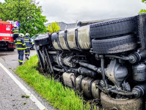 U Čejkovic havaroval kamion s mraženými kuřaty. Silnice je uzavřená