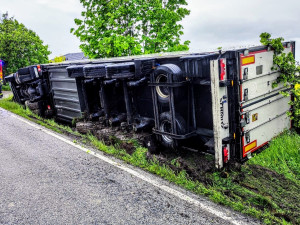 U Čejkovic havaroval kamion s mraženými kuřaty. Silnice je uzavřená