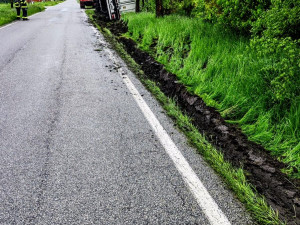 U Čejkovic havaroval kamion s mraženými kuřaty. Silnice je uzavřená