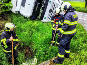 U Čejkovic havaroval kamion s mraženými kuřaty. Silnice je uzavřená