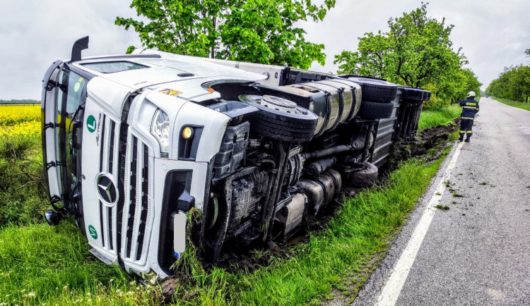 U Čejkovic havaroval kamion s mraženými kuřaty. Silnice je uzavřená