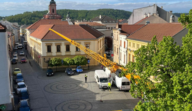 Průchod do Zámecké zahrady v Hranicích opět slouží veřejnosti. Z věže opadávala omítka