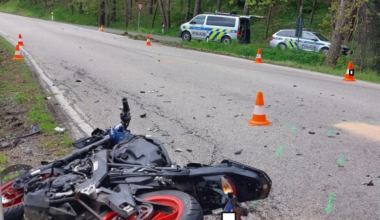 Na Českobudějovicku zemřel po srážce s traktorem řidič motorky