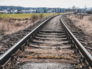 Kvůli špatnému stavu trati zpomalí vlaky z Českých Budějovic na Šumavu