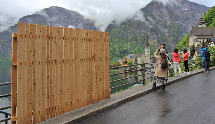 V Hallstatu chtějí odradit turisty od focení. Na oblíbenou vyhlídku umístili dřevěné stěny