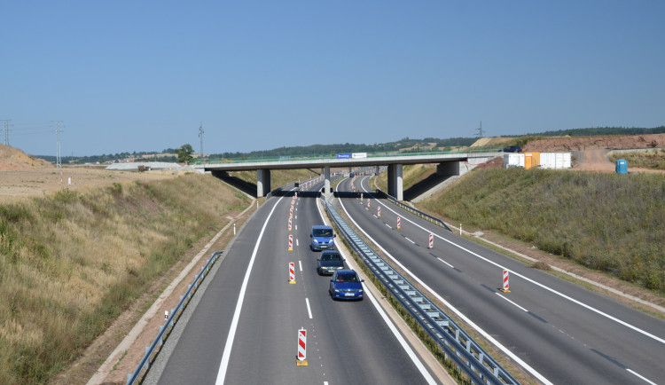Provoz na dálnici D3 za Táborem omezí opravy. Potrvají dva měsíce