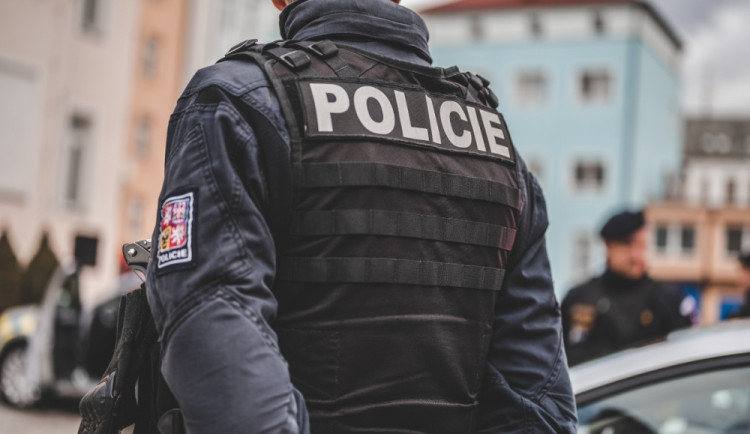 Žena uvízla v hořícím bytě. Zachránili ji strakoničtí policisté