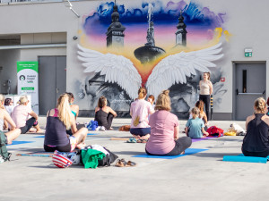 Jóga na střeše IGY opět pomůže Domácímu hospici Ledax
