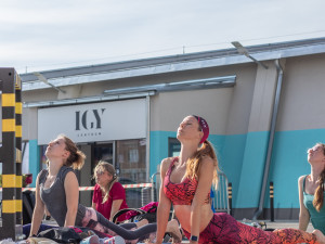 Jóga na střeše IGY opět pomůže Domácímu hospici Ledax