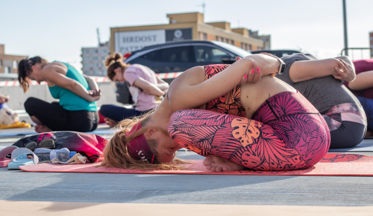 Jóga na střeše IGY opět pomůže Domácímu hospici Ledax