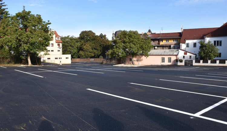 Písek zavede poplatek na parkovišti u pošty, které je u centra