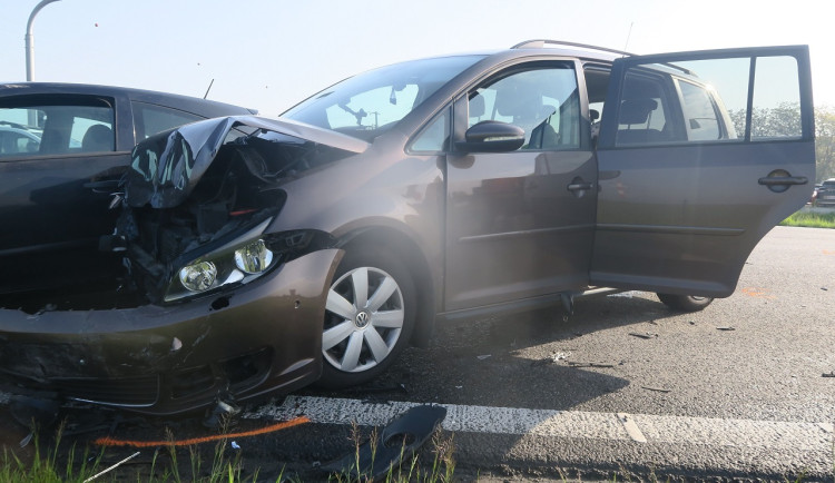 Mladík bez řidičáku nedal u Přerova přednost. Žena a její dcera z druhého auta skončily v nemocnici