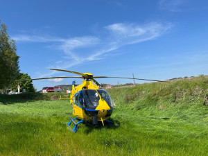 Vážná nehoda ve Vimperku. Dodávka vjela přímo před rozjetý vlak, řidiče transportoval vrtulník do nemocnice
