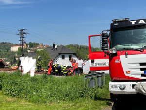 Vážná nehoda ve Vimperku. Dodávka vjela přímo před rozjetý vlak, řidiče transportoval vrtulník do nemocnice