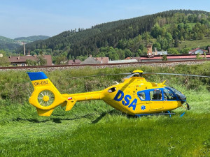 Vážná nehoda ve Vimperku. Dodávka vjela přímo před rozjetý vlak, řidiče transportoval vrtulník do nemocnice