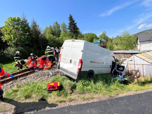 Vážná nehoda ve Vimperku. Dodávka vjela přímo před rozjetý vlak, řidiče transportoval vrtulník do nemocnice