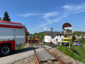 Vážná nehoda ve Vimperku. Dodávka vjela přímo před rozjetý vlak, řidiče transportoval vrtulník do nemocnice