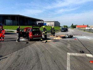 Motocyklista se střetl s automobilem, jeho stroj začal po nárazu hořet
