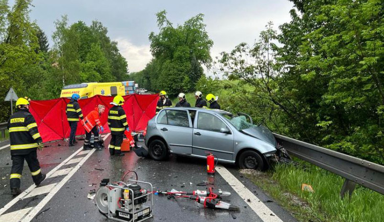 Hlavní silnici u Velešína uzavřela nehoda dvou aut. Jeden z řidičů zemřel