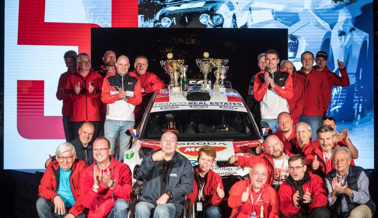 Pořadatelský sbor Rallye Český Krumlov na cílové rampě s vítěznou posádkou.