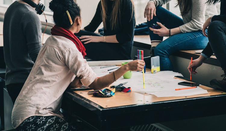Důvěra středoškoláků v média klesá. Začínají Týdny mediálního vzdělávání.