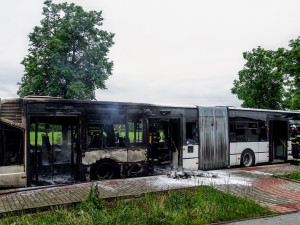 V Českých Budějovicích hořel autobus, cestující utekli před příjezdem hasičů