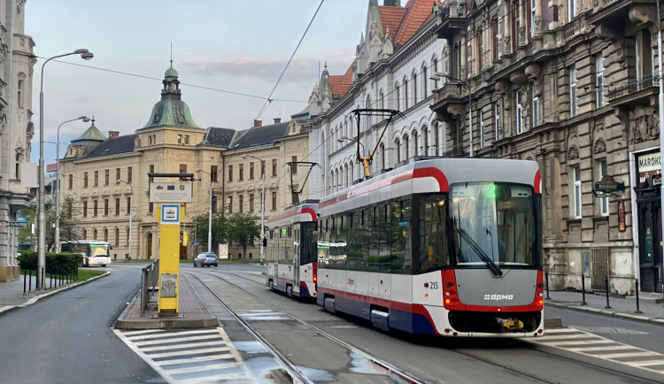Do Neředína o víkendu nepojedou tramvaje. Dělníci budou v Palackého napojovat kanalizaci