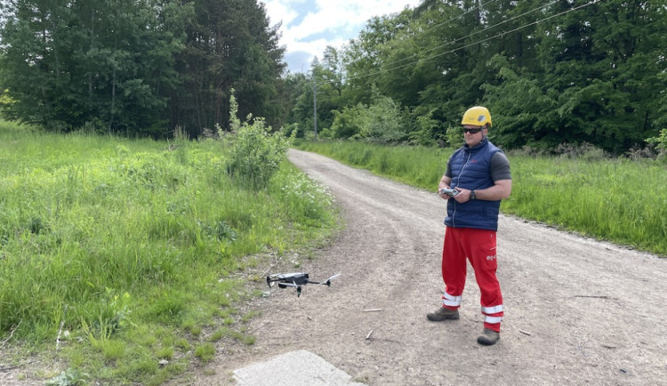 Energetici kontrolují elektrické vedení drony. Ušetří si tím práci a rychleji zjistí poruchy