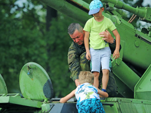 Den s armádou představí moderní i historickou vojenskou techniku, promluví ředitel památníku Lidice a vystoupí vojenský soubor Ondráš ve svém kompletním složení