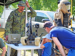 Den s armádou představí moderní i historickou vojenskou techniku, promluví ředitel památníku Lidice a vystoupí vojenský soubor Ondráš ve svém kompletním složení