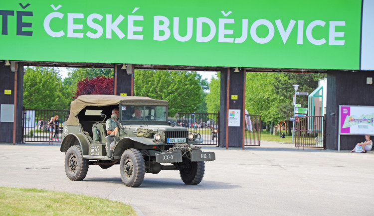 Den s armádou představí moderní i historickou vojenskou techniku, promluví ředitel památníku Lidice a vystoupí vojenský soubor Ondráš ve svém kompletním složení