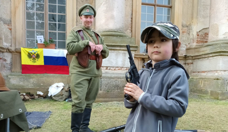 FOTOGALERIE: Na Plumlově se děti bavily na historickém vojenském dni. Zámek bude národní památkou