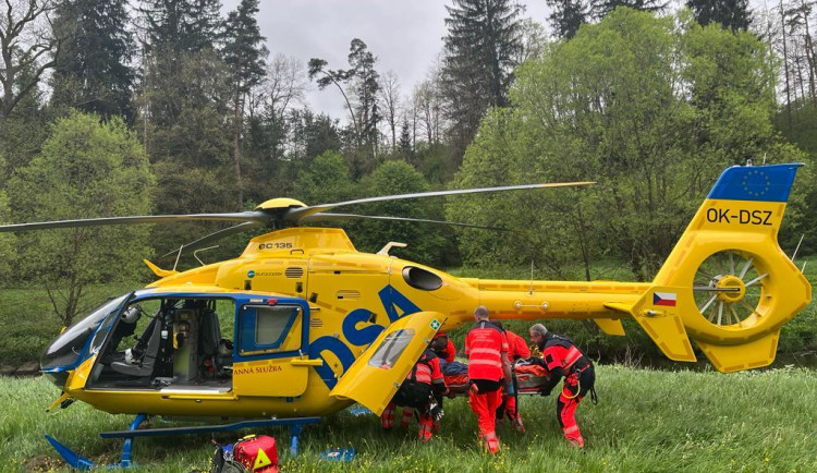 Zraněného muže v nepřístupném terénu pomohl zachránit vrtulník Kryštof