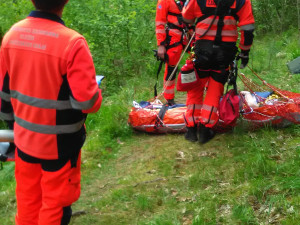 Zraněného muže v nepřístupném terénu pomohl zachránit vrtulník Kryštof