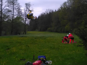 Zraněného muže v nepřístupném terénu pomohl zachránit vrtulník Kryštof