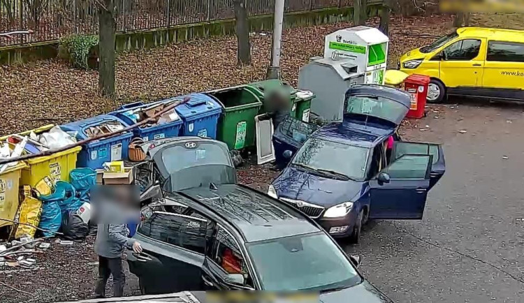 Bezpečnostní kamery si posvítily na hříšníky, kteří v Olomouci vyhazovali staré věci ke kontejnerům