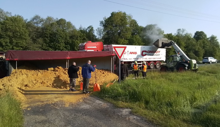 Hlavní tah do Polska stál. U Mikulovic havaroval kamion plně naložený zpracovanou kukuřicí