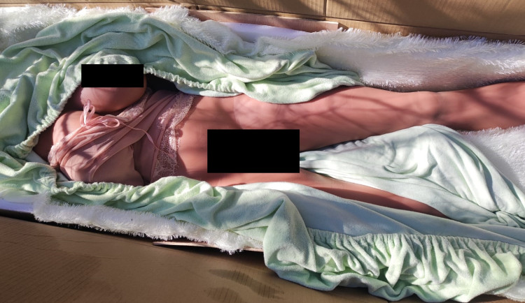 V lese ležela krabice s tělem bez hlavy. Šlo o silikonovou panu