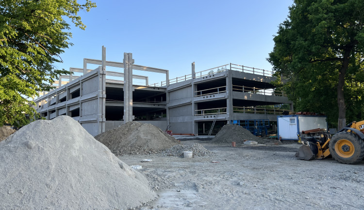 Parkovací dům u sportovní haly bude stát víc. Město si připlatí 16 milionů korun