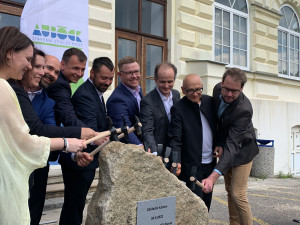 Zástupci města, architektonických firem a stavebních společností poklepali na základní kámen.
