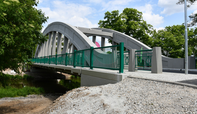 Ve Vodňanech otevřeli opravený most přes Blanici, silnice je širší
