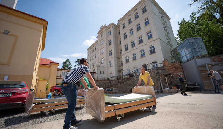 Jižní Morava poslala na Ukrajinu polohovatelné postele. Byly na vyřazení