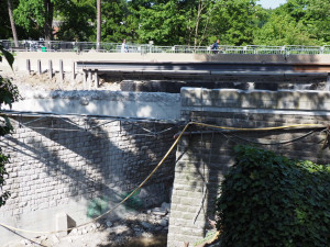 FOTO: V Táboře pokračuje oprava hráze, v plánu je další noční omezení