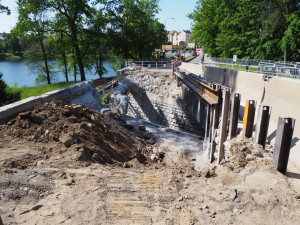 FOTO: V Táboře pokračuje oprava hráze, v plánu je další noční omezení
