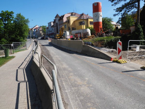 FOTO: V Táboře pokračuje oprava hráze, v plánu je další noční omezení