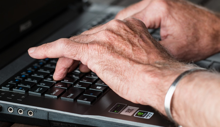 Seniorka dvakrát naletěla internetovým podvodníkům. Přišla o více než 200 tisíc korun
