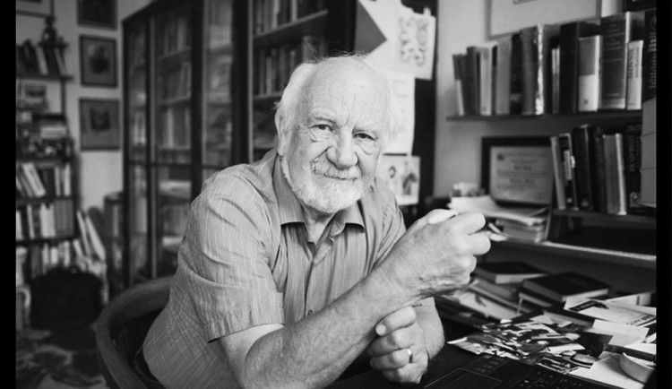 KVĚTEN 2023: Diskuse o výstavbě haly a sloučení divadla a filharmonie. Zemřel profesor Jařab