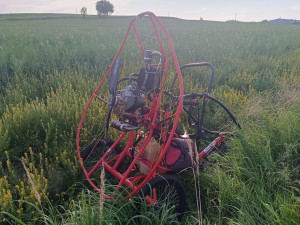 Na letišti v Písku spadlo motorové rogalo. Pilot je zraněný