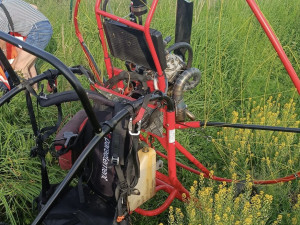 Na letišti v Písku spadlo motorové rogalo. Pilot je zraněný